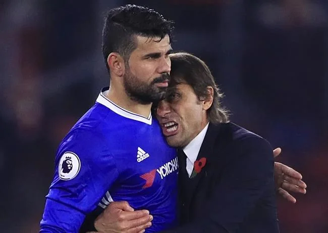 Dealer chuyên nghiệp đang chia bài Baccarat